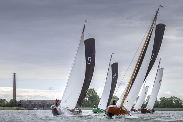 Jappie Visser wint met Sneker Pan eerste skûtsjewedstrijd van het seizoen in Lemmer