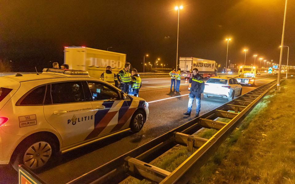 De politie heeft dinsdagavond bij knooppunt Heerenveen op de A7 een man aangehouden die betrokken zou zijn bij een woningoverval in Noord-Holland.