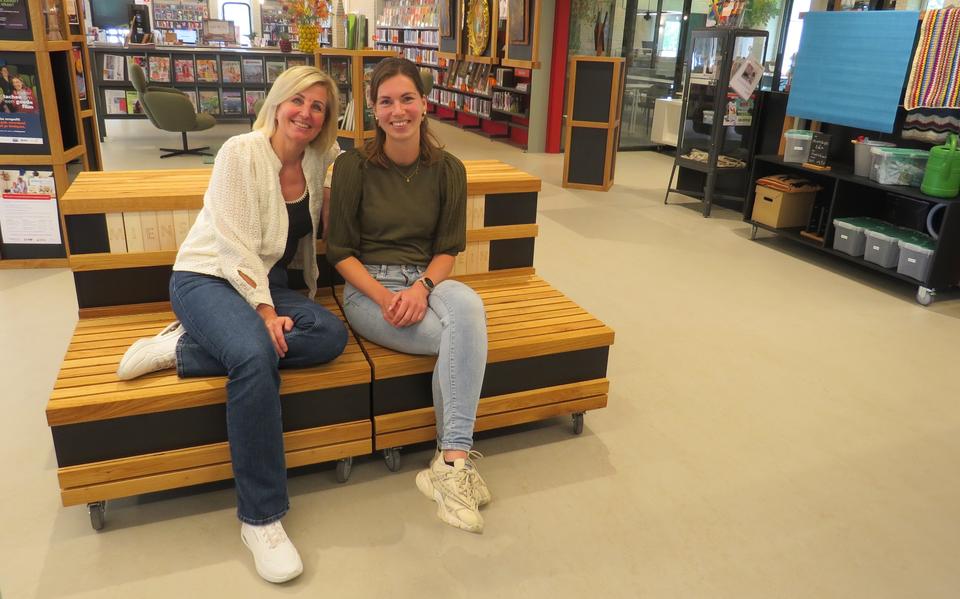 Mienskipsmedewerkster Bianca de Ruijter en communicatieadviseur Joyce Posthumus van de Lemster bibliotheek zijn net als hun collega's dolenthousiast over de nominatie.