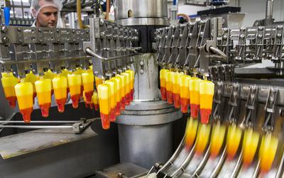 Een foto van voor de corona-uitbraak, dus zonder mondkapje: zelfs in de winter produceert de fabriek elke dag 1,5 miljoen ijsjes.