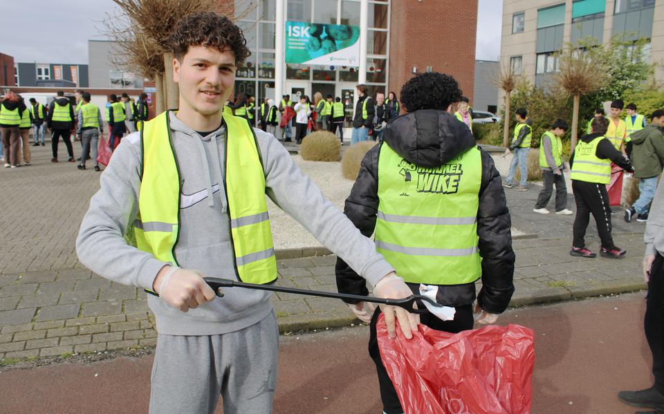 Met grijpers en vuilniszakken in de hand hebben de ISK-leerlingen de straten en het groen van bedrijventerrein Heerenveen-West - waar hun schoolgebouw staat aan de Haskeruitgang - weer schoner gemaakt.