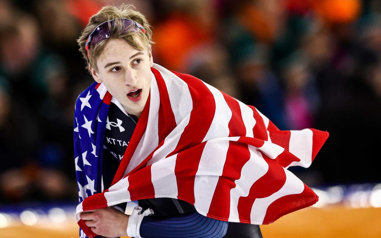 Jordan Stolz reed drie keer een ereronde met de Amerikaanse vlag. Jordan Stolz reed drie keer een ereronde met de Amerikaanse vlag.
