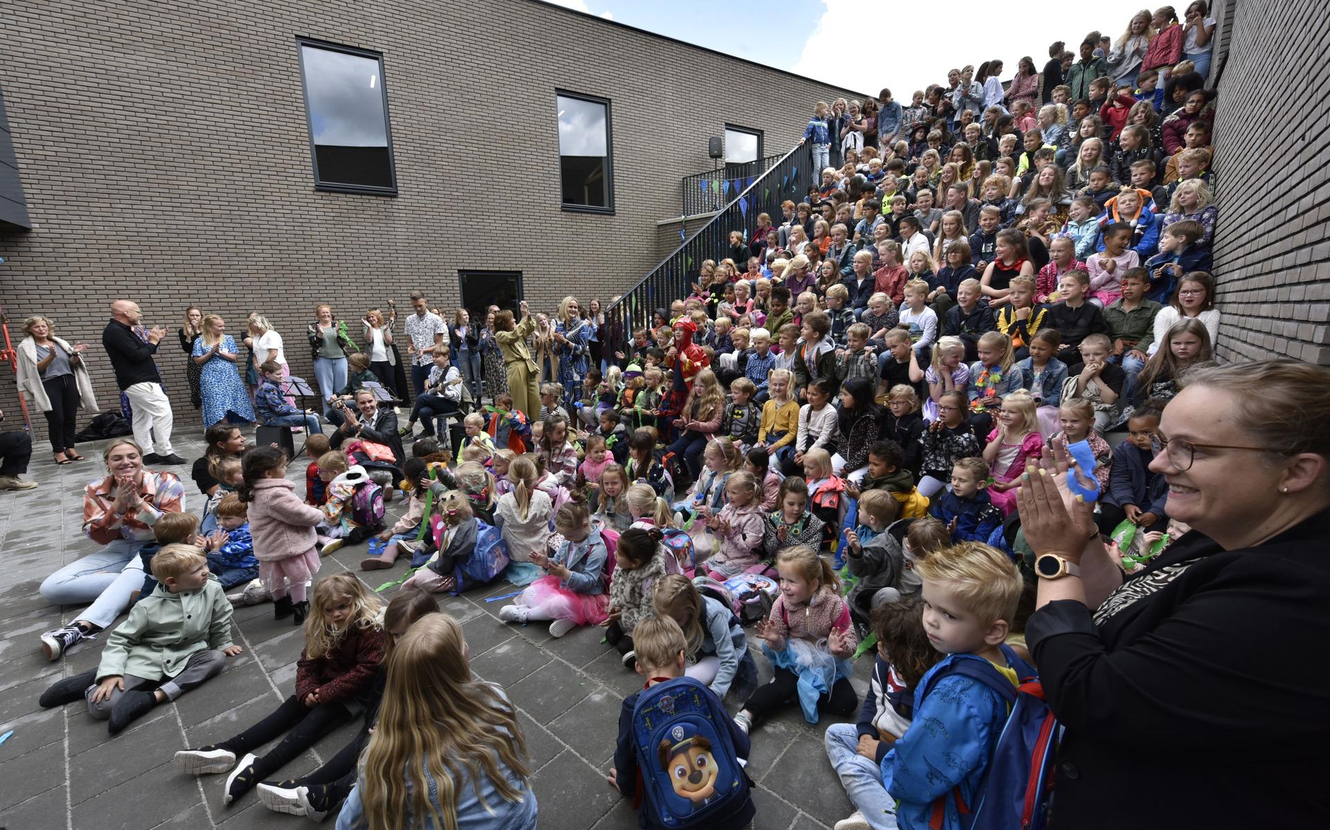 Feestelijke opening van IKC Albertine Agnesschool in Leeuwarden gebouwd in Escherstijl - Leeuwarder
