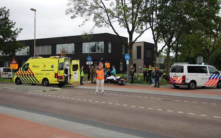 Scooterrijder gewond bij botsing op fietspad in Leeuwarden.