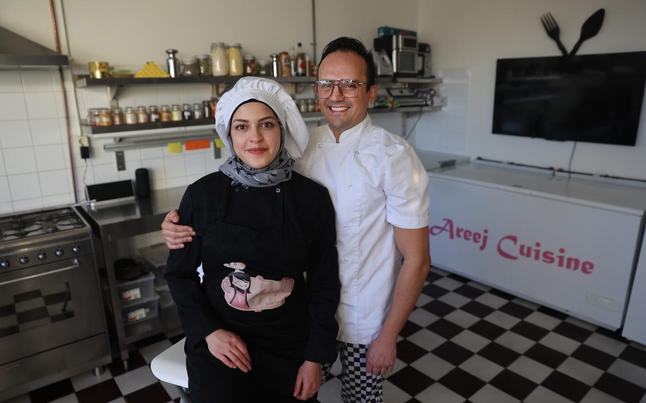 Islam Richie (40) staat met zijn vrouw Areej (31) in de keuken van hun afhaalrestaurant en cateringbedrijf.