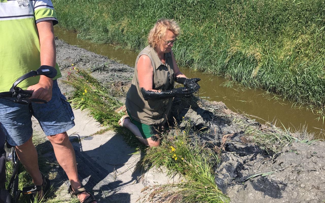 Door de modder op het fietspad bij Wijnaldum kon Tine van der Zee een valpartij niet meer voorkomen. Door de modder op het fietspad bij Wijnaldum kon Tine van der Zee een valpartij niet meer voorkomen.