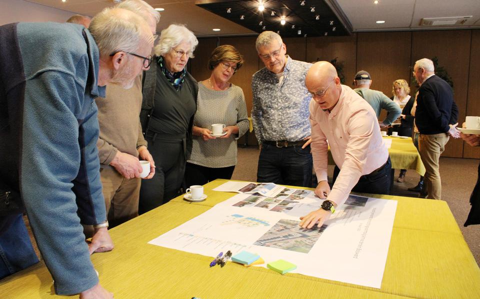 Projectleider Johan Hoogland legt aan omwonenden van het voormalige busstation uit wat de eerste plannen zijn.