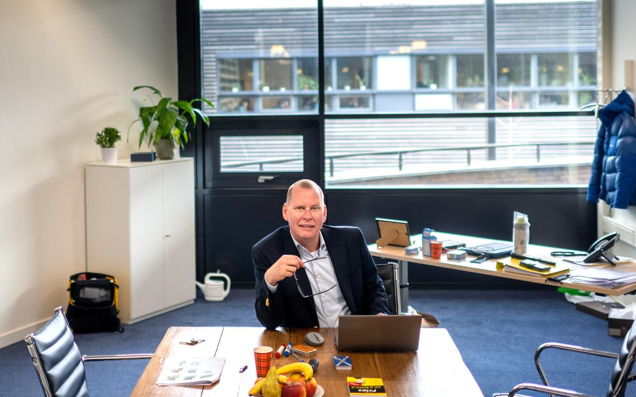 Rector Erik van 't Zelfde: ,,We moeten op een andere manier kijken hoe we lesgeven met elkaar. Het is niet alleen maar kennis uitruilen voor orde. Dat is 1970.'' Rector Erik van 't Zelfde: ,,We moeten op een andere manier kijken hoe we lesgeven met elkaar. Het is niet alleen maar kennis uitruilen voor orde. Dat is 1970.''