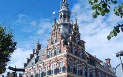 Het monumentale oude stadhuis van Franeker. 