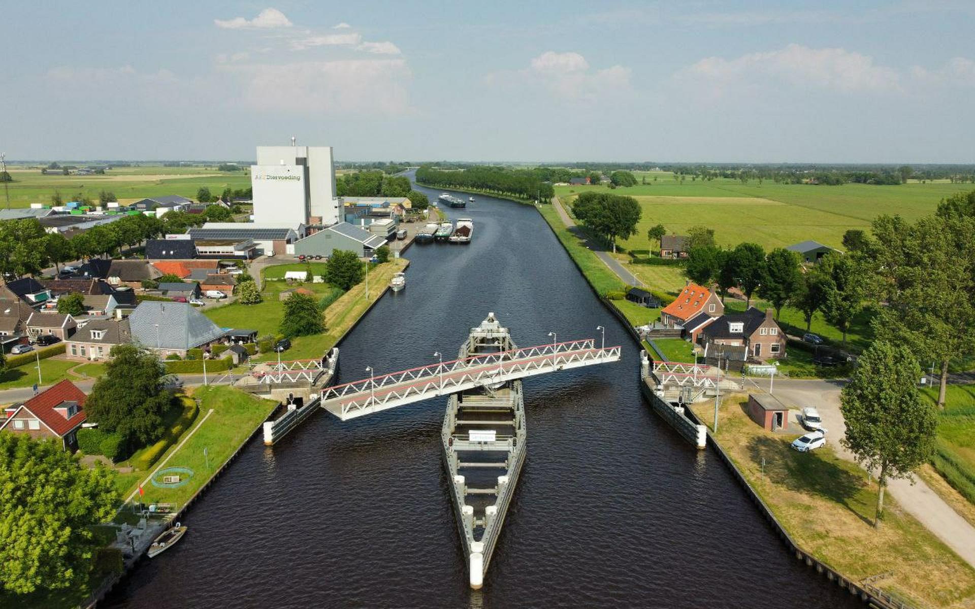 Brug tussen Stroobos en Gerkesklooster in storing, stremming zowel voor wegverkeer als scheepvaart -