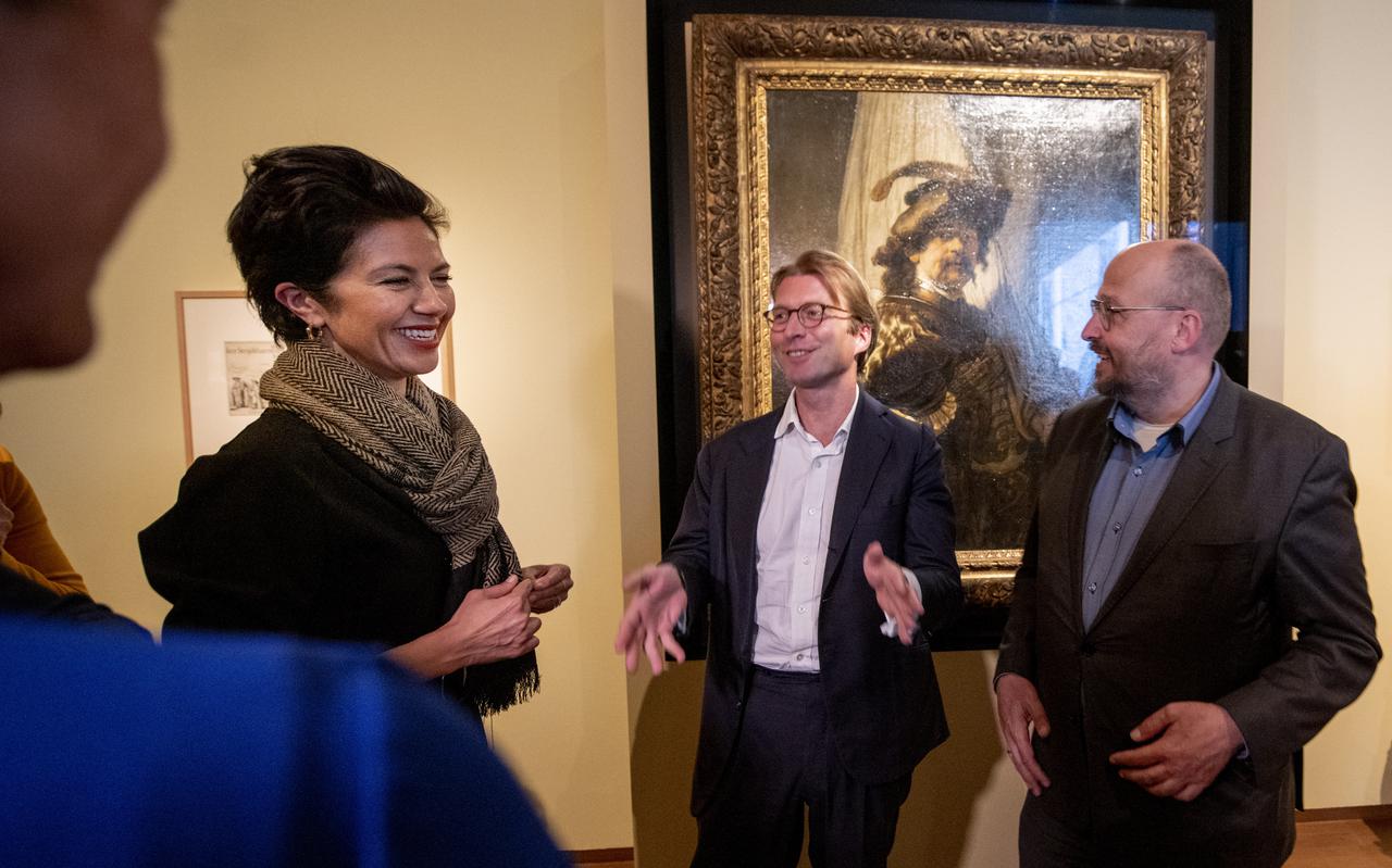 Staatssecretaris Gunay Uslu, directeur Taco Dibbits van het Rijksmuseum en directeur Kris Callens directeur van het Fries Museum voor 'De Vaandeldrager'.