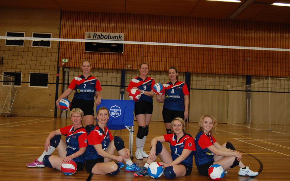 De dames van SNVV uit Sint Nicolaasga die dit jaar meedoen aan de Mastercompetitie. Links op de voorgrond zit Nynke Groenendal. Foto: Marike Knoop