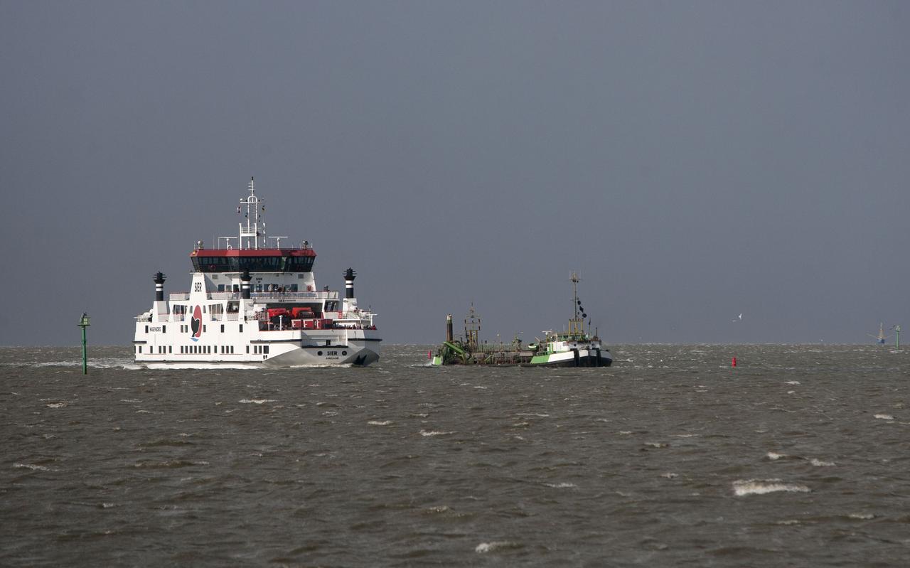 Een baggerschip en een veerboot op de route naar Ameland. Een baggerschip en een veerboot op de route naar Ameland.