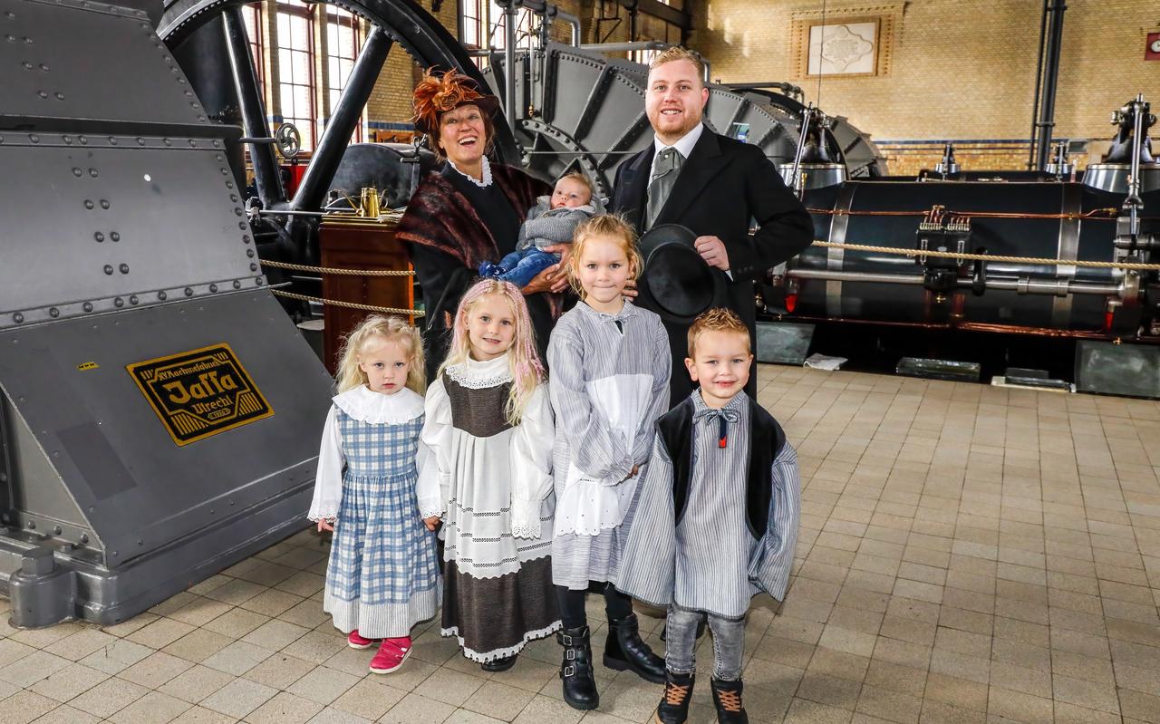 Op de foto met koningin Wilhelmina (in het dagelijks leven Wetterskip-medewerker Marianne de Rijke) en ingenieur Wouda (Gerwin de Vries). Op de foto met koningin Wilhelmina (in het dagelijks leven Wetterskip-medewerker Marianne de Rijke) en ingenieur Wouda (Gerwin de Vries).