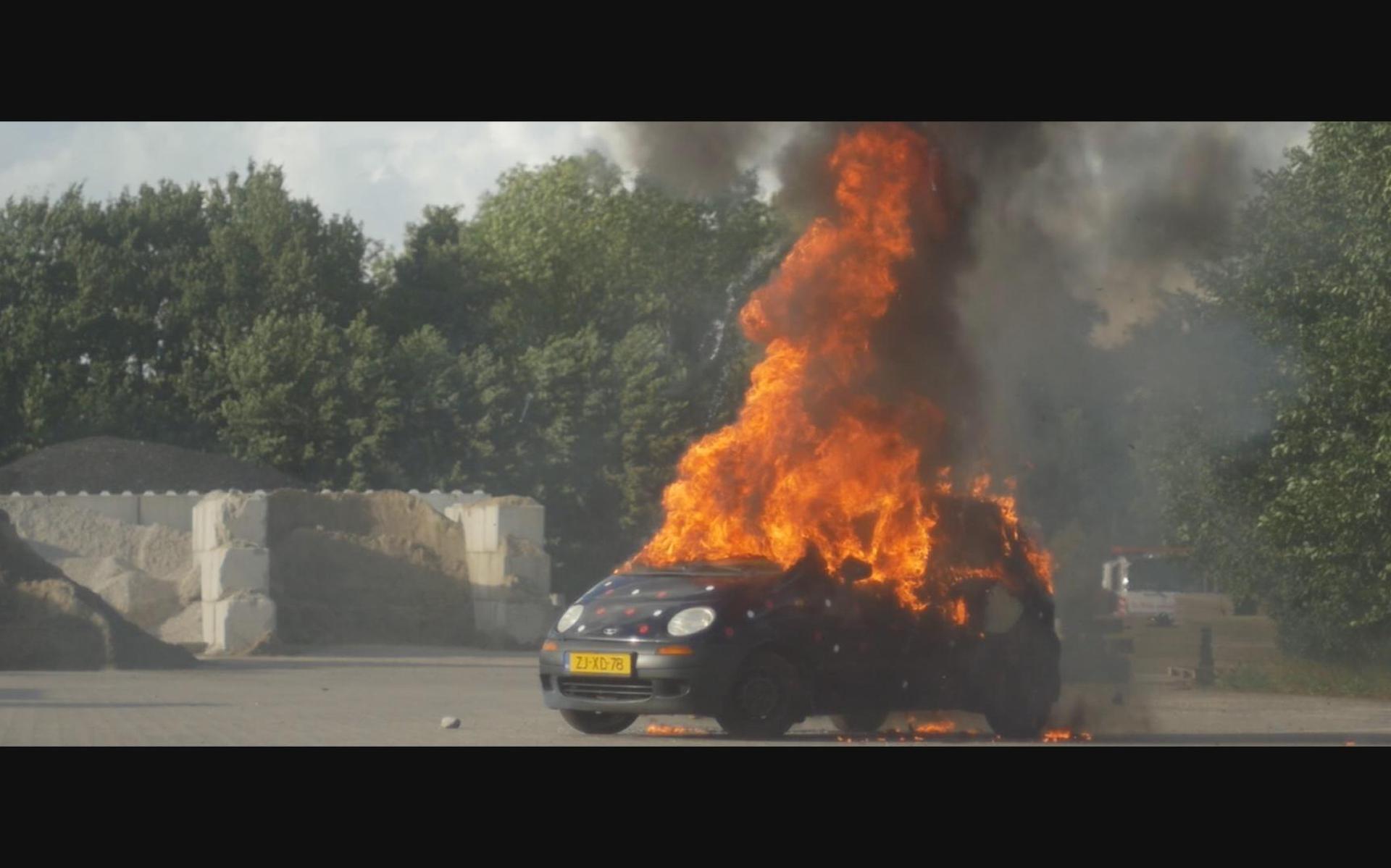 De explosie van de auto. BEELD DE HUNEKOP