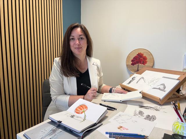 Wat begon als hobby, is nu dagelijks werk voor Tineke (46) uit Bolsward: ‘Tekenen helpt mij om met e