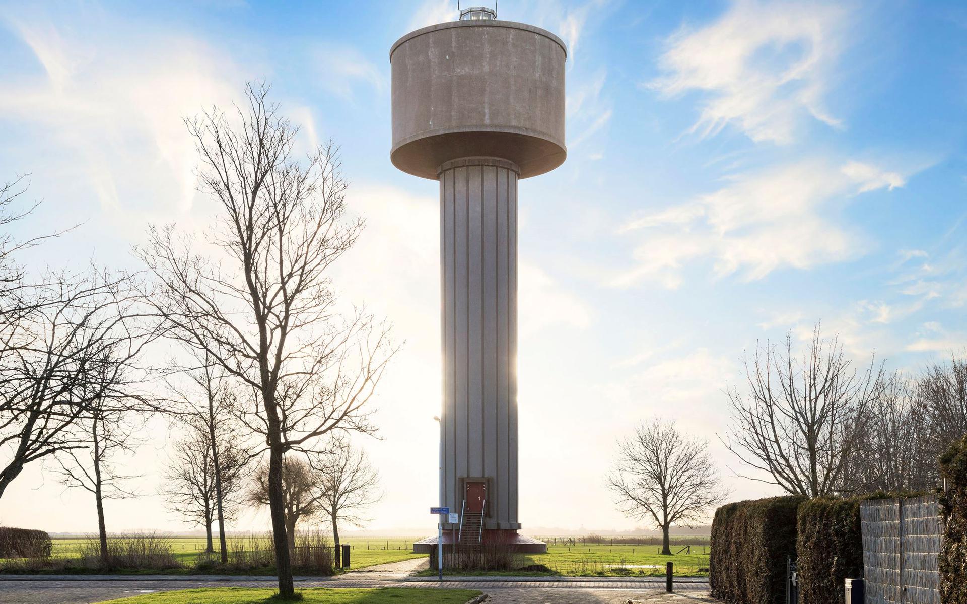 De watertoren van Sint Jacobiparochie wordt niet meer gebruikt door waterbedrijf Vitens en is verkocht. 