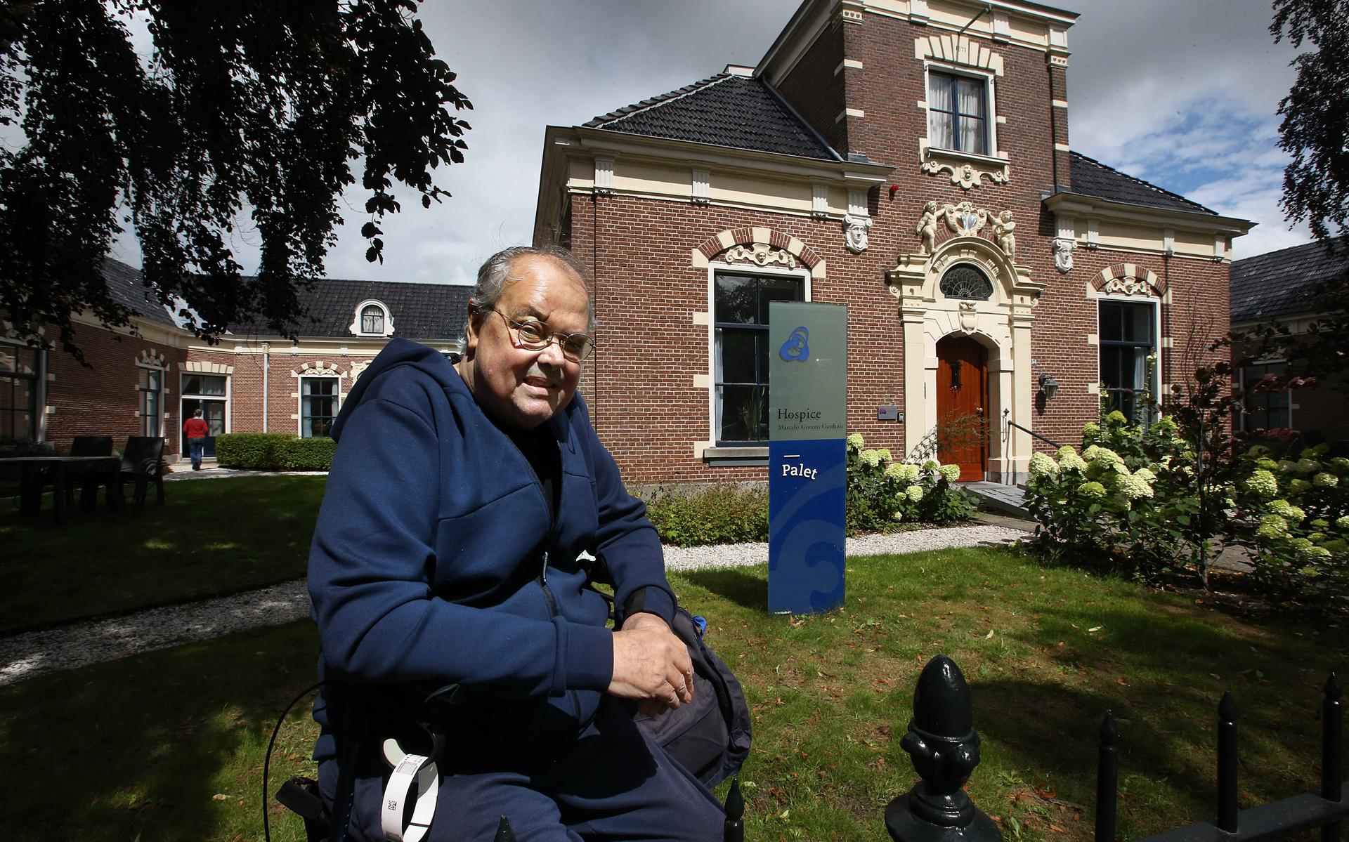 Ton Damen bij het hospice in Leeuwarden waar hij na zeven weken weer uit kwam. 