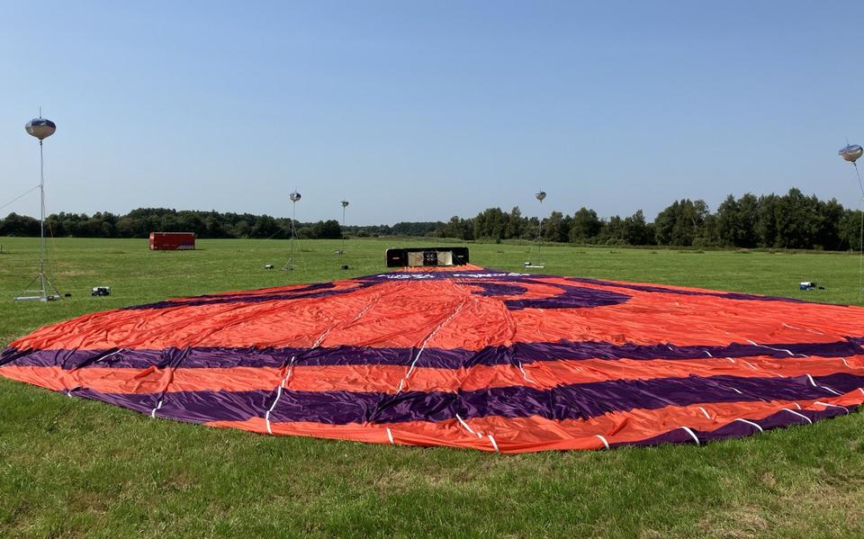 De ballon ligt donderdagmiddag nog op de plek van het ongeluk.
