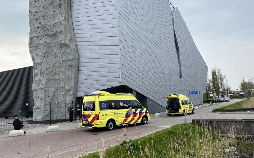 Bij een incident in de klimhal aan het Rengerspad in Leeuwarden is maandagavond een vrouw overleden.