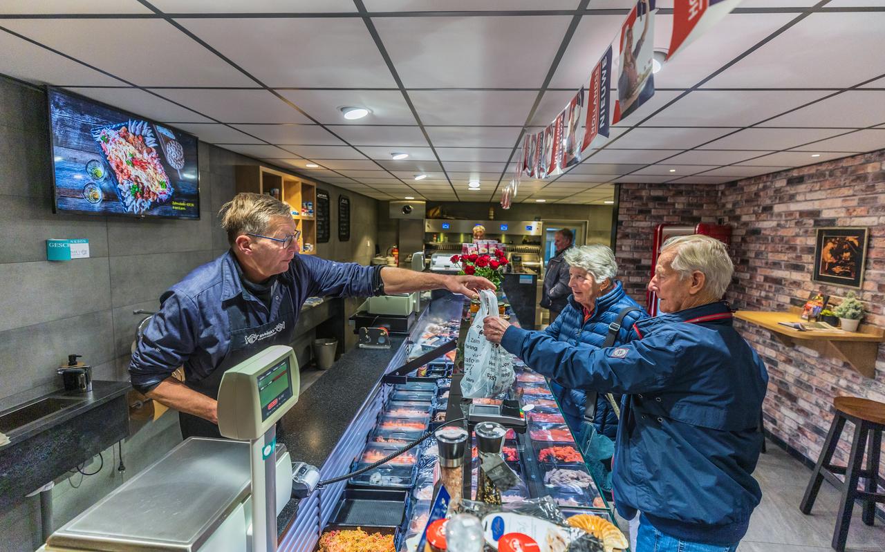Jos Abbink helpt een klant in Abbink's Visspecialiteiten in Sneek. Jos Abbink helpt een klant in Abbink's Visspecialiteiten in Sneek.
