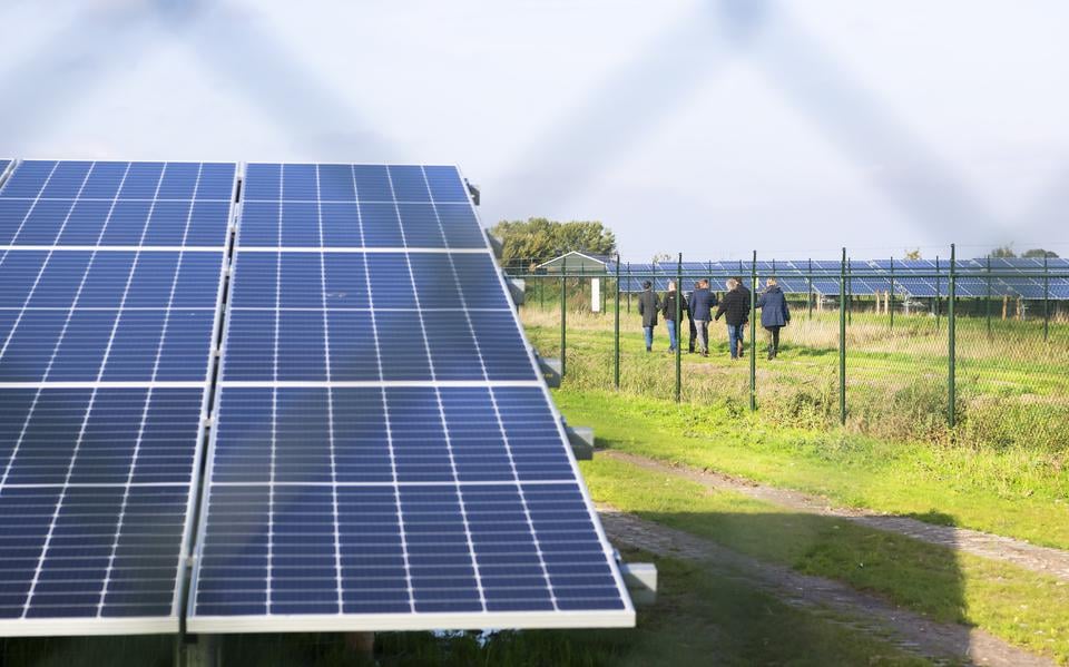 Voor een energieneutraal Friesland zijn nog circa 4400 hectare (8800 voetbalvelden) aan zonneparken nodig.  