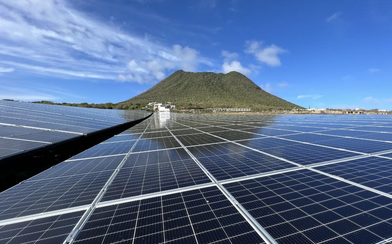 Het zonnepark dat The Green World Company al aanlegde op Sint Eustatius.