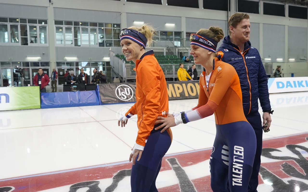 Letitia de Jong (links) en Ireen Wüst maken lol voorafgaand aan een training bij het WK afstanden in 2020 in Salt Lake City.