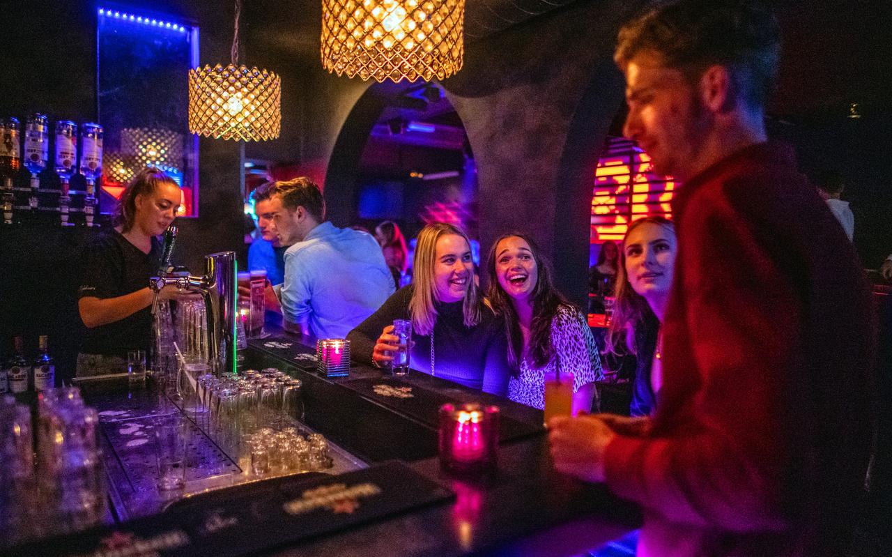 Zaterdagnacht mocht ook Club 1841 in Sneek de deuren weer openen. Zaterdagnacht mocht ook Club 1841 in Sneek de deuren weer openen.