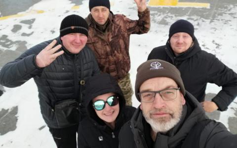 Fedir, Ludmila, Leonid, uw verslaggever en Olek - onderweg naar Novooleksandrivka
