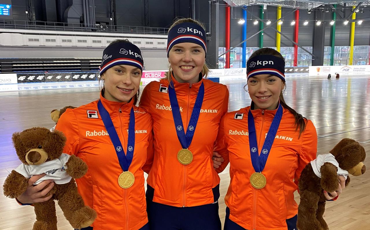 Femke Kok (links) pakte een van haar vijf wereldtitels samen met Myrthe de Boer (midden) en Marrit Fledderus op de teamsprint. Femke Kok (links) pakte een van haar vijf wereldtitels samen met Myrthe de Boer (midden) en Marrit Fledderus op de teamsprint.
