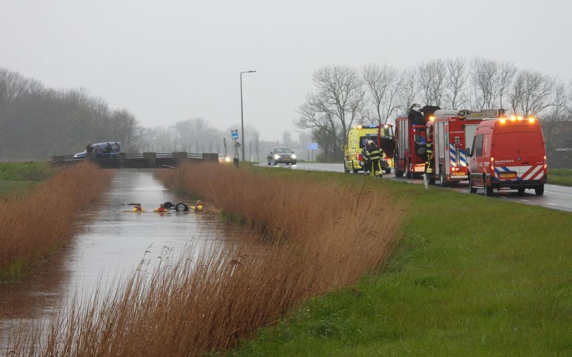 Auto op de kop in het water bij Tzummarum - Leeuwarder Courant