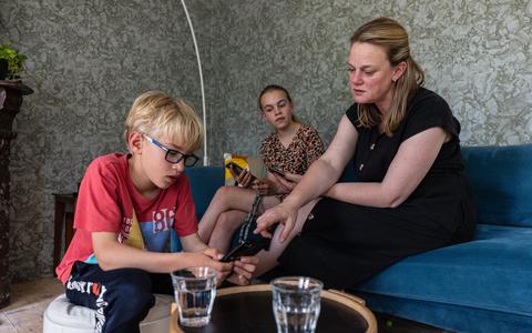 Brucia Heule bekijkt What's Nep? met haar twee oudste kinderen Elieke (13) en Gerben (11).