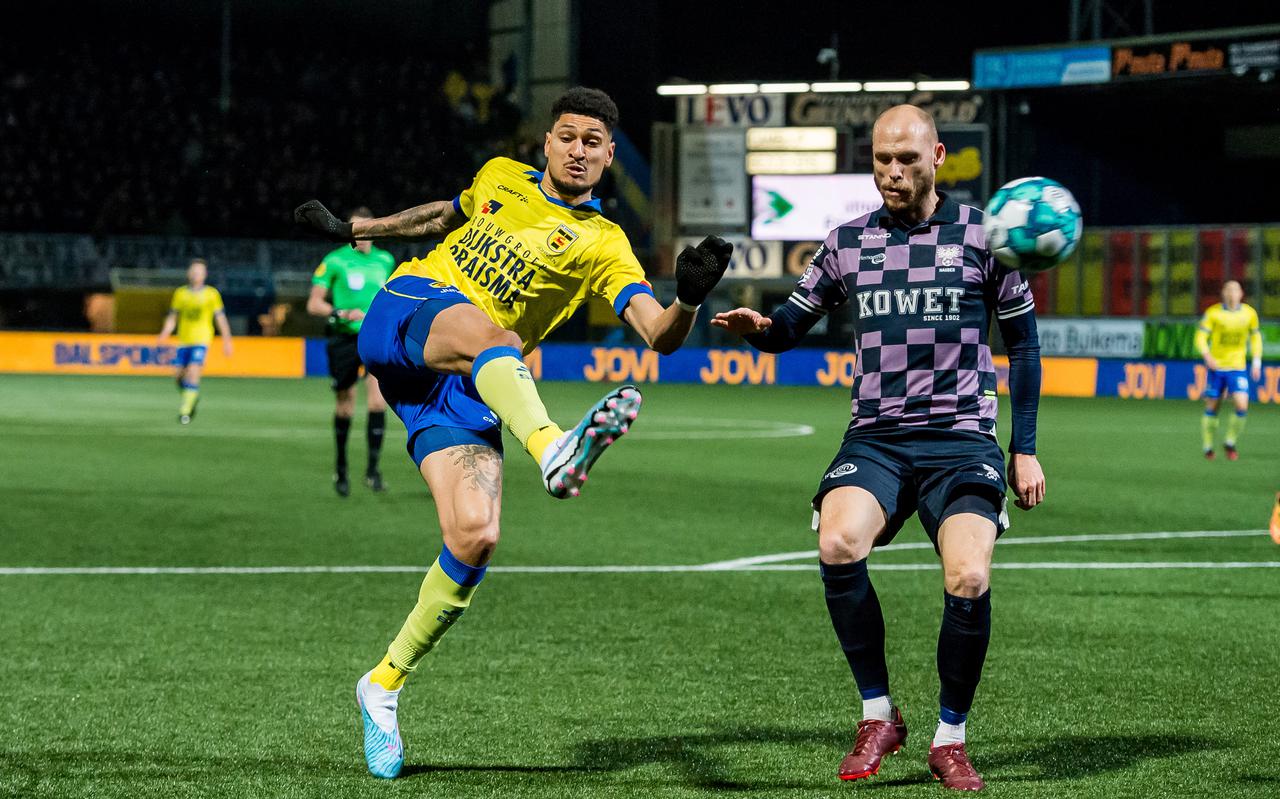 Bjørn Johnsen volleert de bal richting het doel van keeper Jeffrey de Lange.