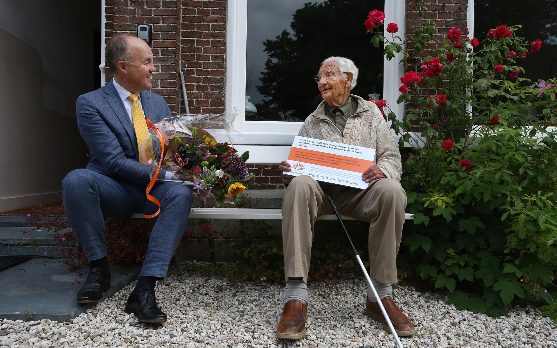 Nieuws uit Friesland van 24 juni | Friese anjer voor Jentsje Popma en echtpaar uit Hallum mag trouwe