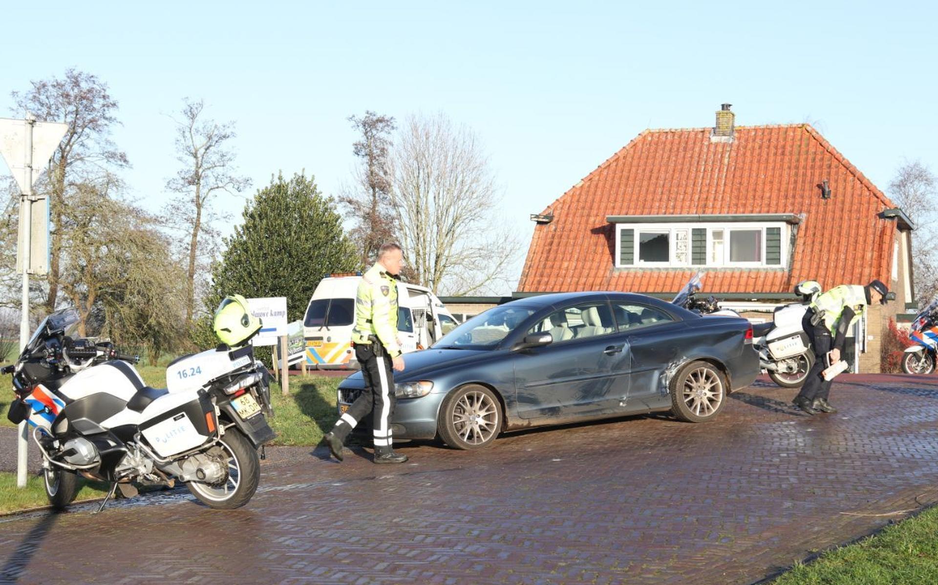 Politieman breekt arm na botsing met auto in Nij Beets