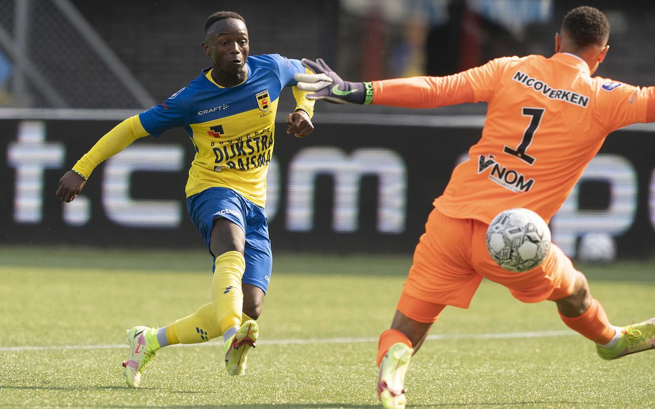 Issa Kallon scoorde twee keer tegen Sparta en had daarmee een grote rol in de 0-4 overwinning van Cambuur. Issa Kallon scoorde twee keer tegen Sparta en had daarmee een grote rol in de 0-4 overwinning van Cambuur.
