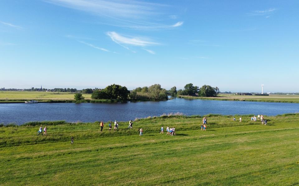 Op dag twee trok de stoet door het boerenland in Jutrijp langs de Hingstepoel. 