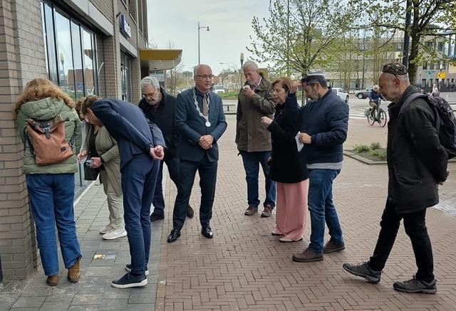 Struikelsteen voor Arno Baruch: pleegzoon van Drachtster familie vermoord in Auschwitz