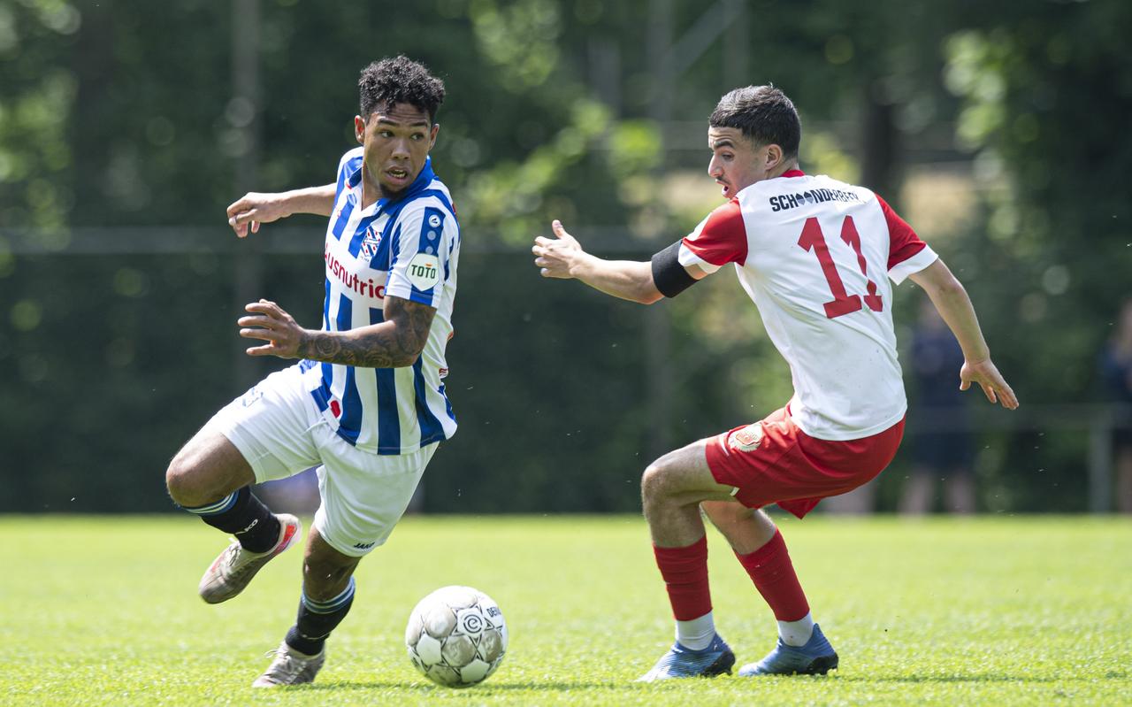 Milan van Ewijk in actie tegen Jong FC Utrecht. Milan van Ewijk in actie tegen Jong FC Utrecht.