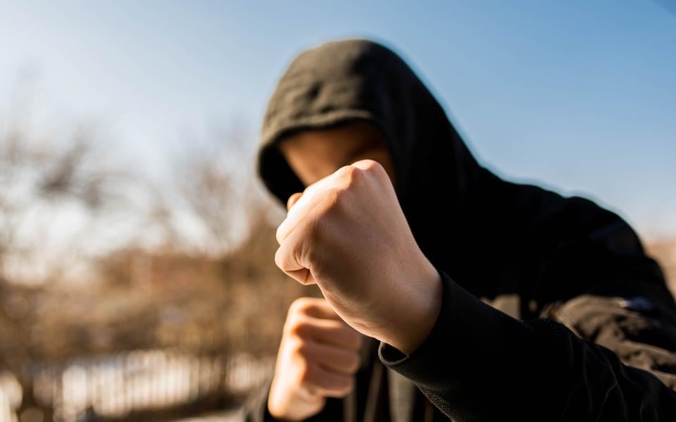 Twee mannen mishandelden een 13-jarige jongen.
