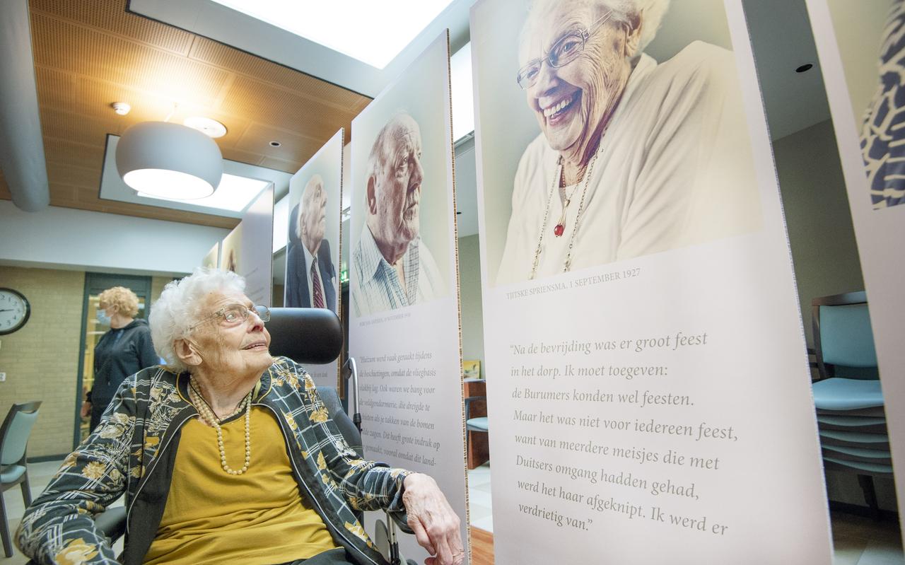 Tjitske Spriensma bekijkt de foto van zichzelf in de expositie van bevrijdingsverhalen in woonzorgcentrum Meckama State in Kollum. Tjitske Spriensma bekijkt de foto van zichzelf in de expositie van bevrijdingsverhalen in woonzorgcentrum Meckama State in Kollum.