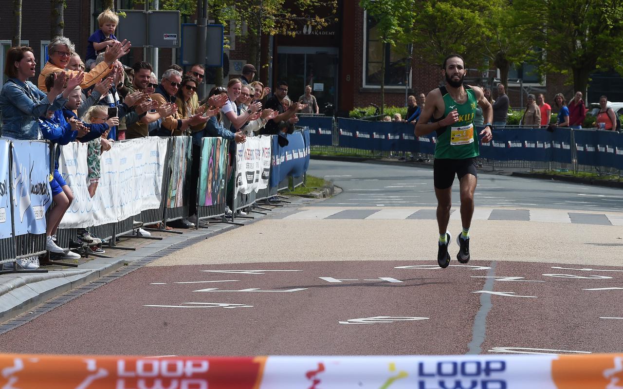 Abdelfatah Dalal op weg naar de overwinning op de halve marathon van Loop Leeuwarden.