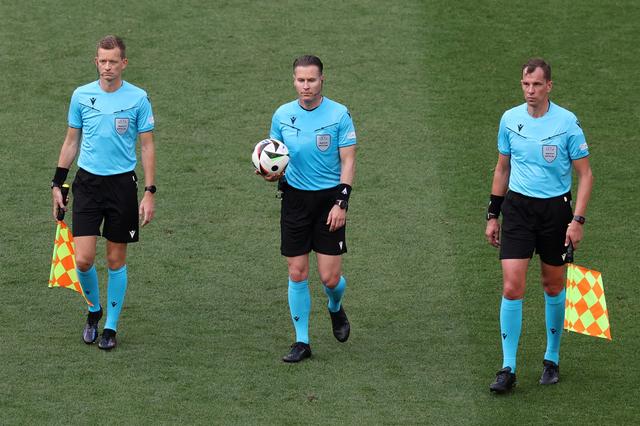 Hessel Steegstra uit Sneek en Jan de Vries uit Gytsjerk naar WK voetbal als assistent van scheidsrec