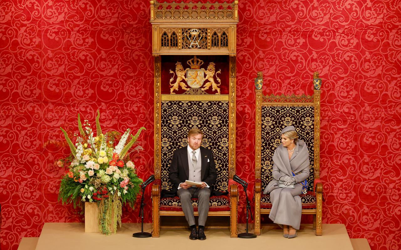 Koning Willem-Alexander leest op Prinsjesdag de Troonrede voor aan leden van de Eerste en Tweede Kamer in de Koninklijke Schouwburg.