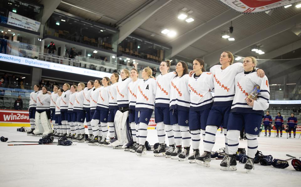 Het Nederlands volkslied klinkt voor de ijshockeysters voor aanvang van de wedstrijd tegen Zuid-Korea.