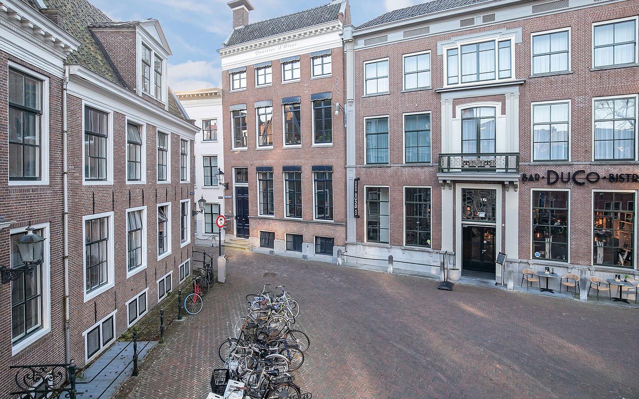 Het pand aan het Raadhuisplein (midden, links) in Leeuwarden. Het pand aan het Raadhuisplein (midden, links) in Leeuwarden.