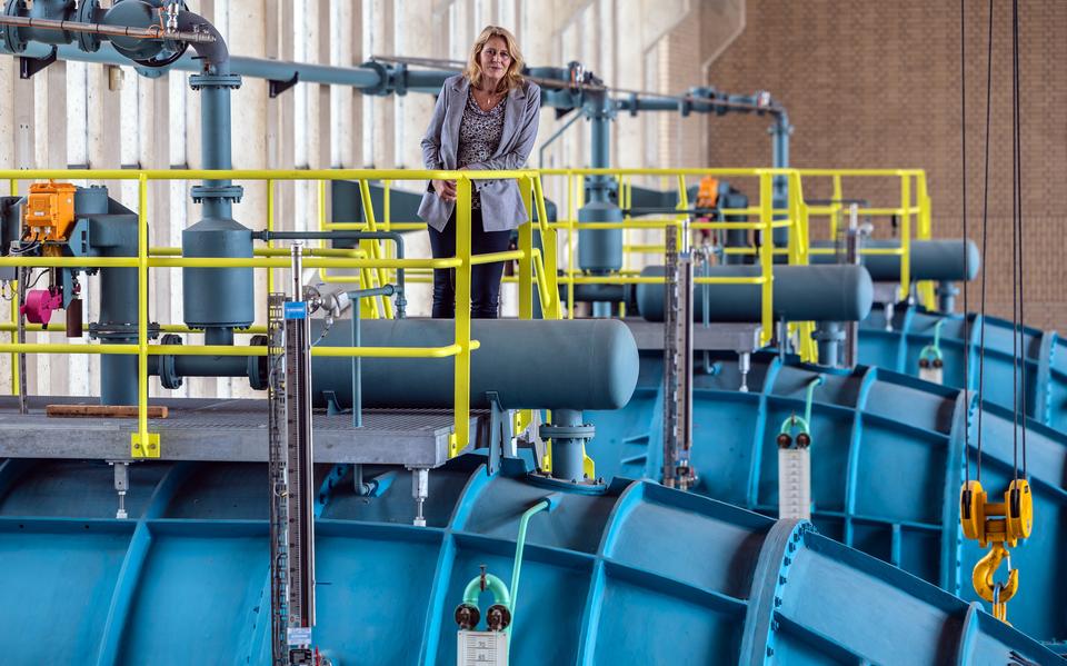 Dijkgraaf Luzette kroon op een van de vier pompen in de machinehal van het Hooglandgemaal. 