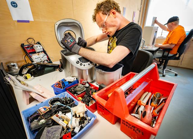 Repair Café Sint Nyk werkt samen met dagbesteding van Maykehiem. ‘We willen andere organisaties ook 