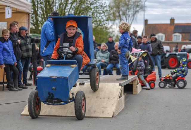 Kleine chauffeurs stelen de show op Trekkerdei in Witmarsum
